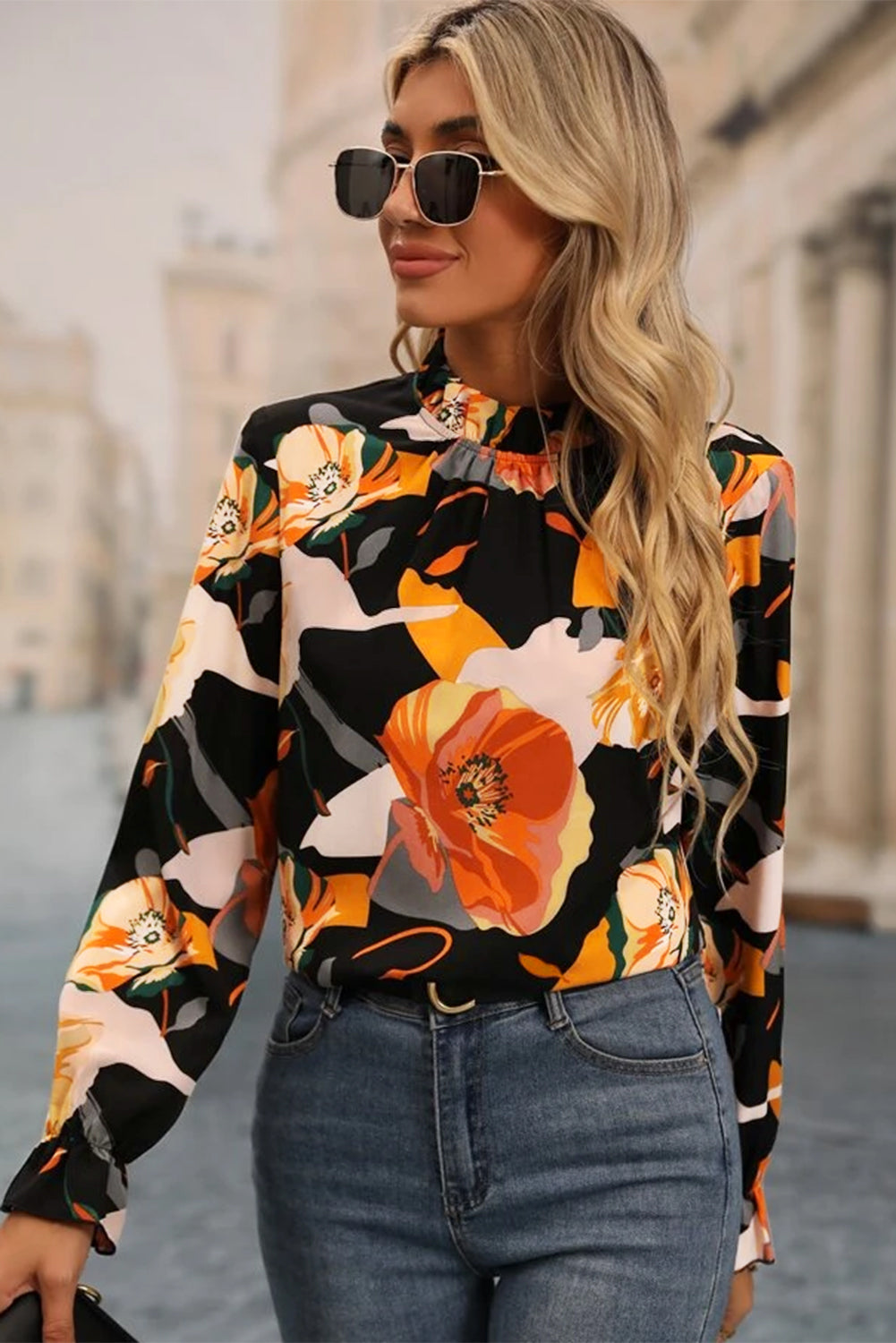 Blusa con cuello simulado y estampado floral negra