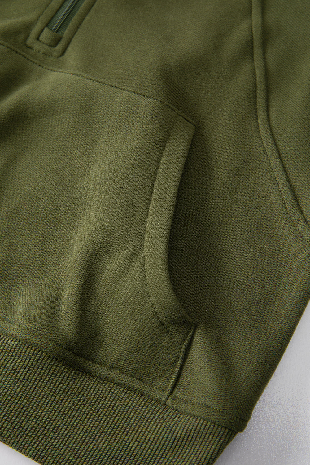 Sudadera con cremallera y cuello alto con manga acanalada y abertura para el pulgar en verde